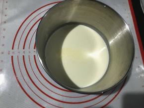 淡奶油300克放入无油无水的容器里，加入25克糖粉，2克盐，低速打发至7分发。