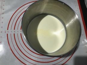 淡奶油300克放入无油无水的容器里，加入25克糖粉，2克盐，低速打发至7分发。