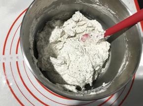 直接用刮刀翻拌均匀就达到9分发了。