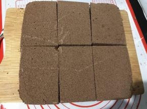 蛋糕体按盒子大小切好（盒子是709lm的正好可以做三盒）。