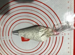 装入放好裱花嘴的裱花袋。