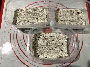 蛋糕上挤上一层咸奶油。