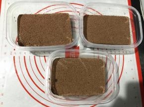 在接着放一层蛋糕片。