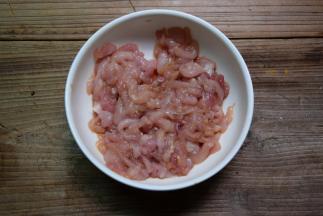 瘦肉洗净切丝，加入少许生抽和嫩肉粉拌匀腌十分钟