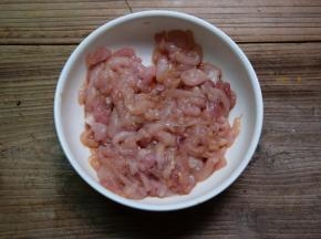 瘦肉洗净切丝，加入少许生抽和嫩肉粉拌匀腌十分钟