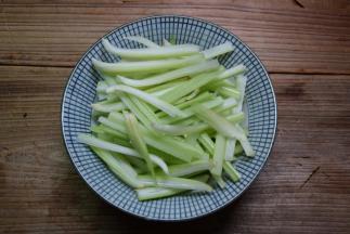 西芹洗净切好