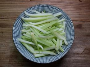 西芹洗净切好