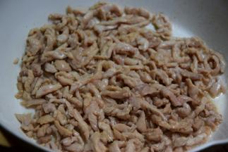 将肉丝倒入锅翻炒至变色