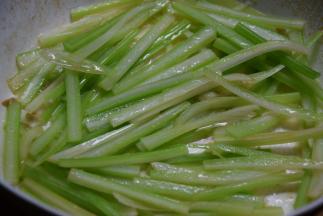 起锅热油，倒入芹菜，加入少许清水翻炒两三分钟