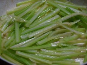 起锅热油，倒入芹菜，加入少许清水翻炒两三分钟