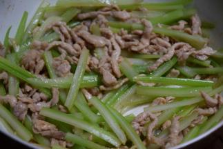 倒入肉丝翻炒两分钟