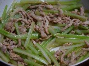 倒入肉丝翻炒两分钟