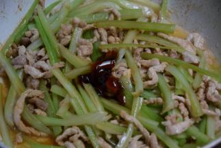 加入生抽和蚝油翻炒均匀