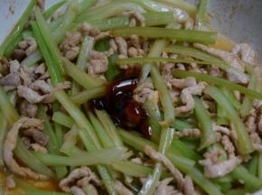加入生抽和蚝油翻炒均匀