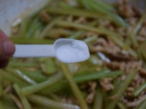 关火，加入盐翻炒均匀即可出锅