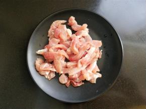前夹肉去皮，去肥肉，洗净，切筷子粗细的条。