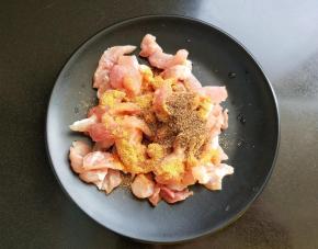 放盐，五香粉，花椒粉。