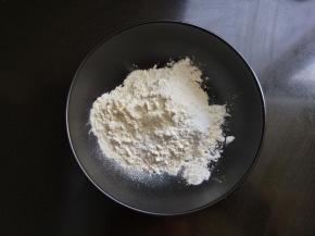 碗中放面粉，淀粉，泡打粉。