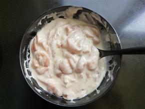 将肉条放入面糊中，拌匀。