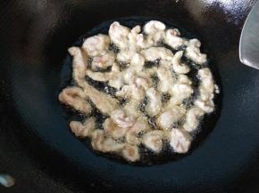 三成热的时候，放入肉条。