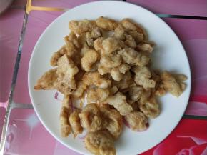 肉炸熟后捞出，开大火。