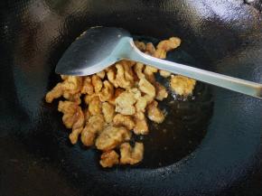 将肉倒入锅中再炸一次，炸至金黄捞出。