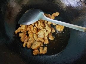 将肉倒入锅中再炸一次，炸至金黄捞出。