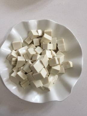 嫩豆腐切成小块儿。