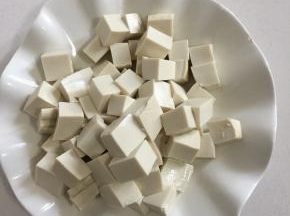 嫩豆腐切成小块儿。