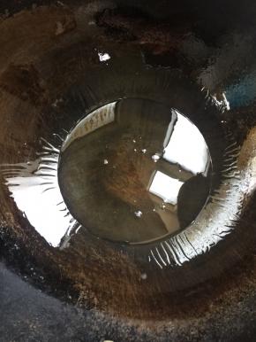 锅烧热倒入适量的油，烧至七成热。