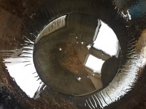 锅烧热倒入适量的油，烧至七成热。