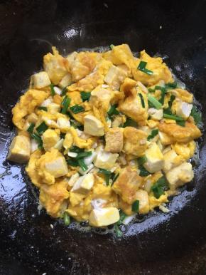 起锅前加入少许鸡精调味即可。