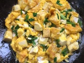 起锅前加入少许鸡精调味即可。