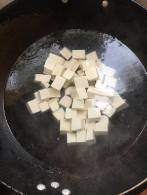放进锅中焯水1分钟。