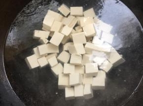 放进锅中焯水1分钟。