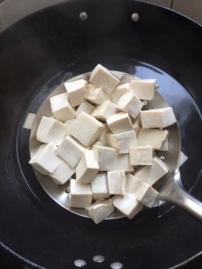 捞出控干水份，晾至温热。