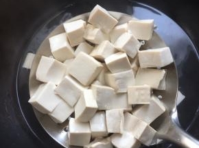 捞出控干水份，晾至温热。