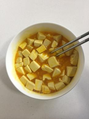 用筷子搅拌均匀。