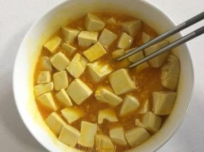 用筷子搅拌均匀。