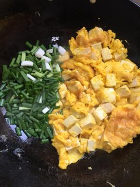 放入蒜瓣和小葱翻炒片刻。