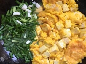 放入蒜瓣和小葱翻炒片刻。