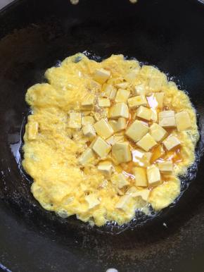 倒入搅拌好的豆腐鸡蛋液。