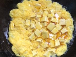 倒入搅拌好的豆腐鸡蛋液。