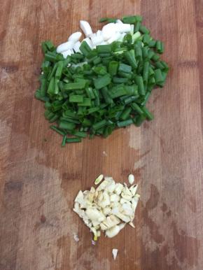 蒜瓣剁碎，小葱洗净切成小段儿备用。