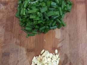 蒜瓣剁碎，小葱洗净切成小段儿备用。