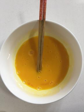 土鸡蛋5个打散备用。（如果用洋鸡蛋4个就够啦！）