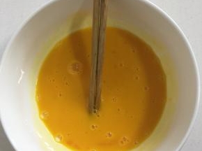 土鸡蛋5个打散备用。（如果用洋鸡蛋4个就够啦！）