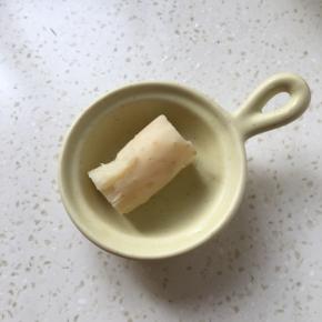 蒸好的山药去皮。