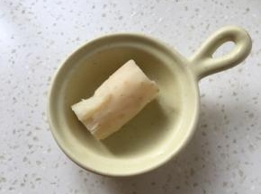 蒸好的山药去皮。