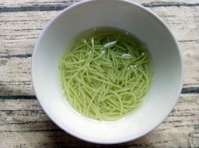 再将黄瓜细面煮熟